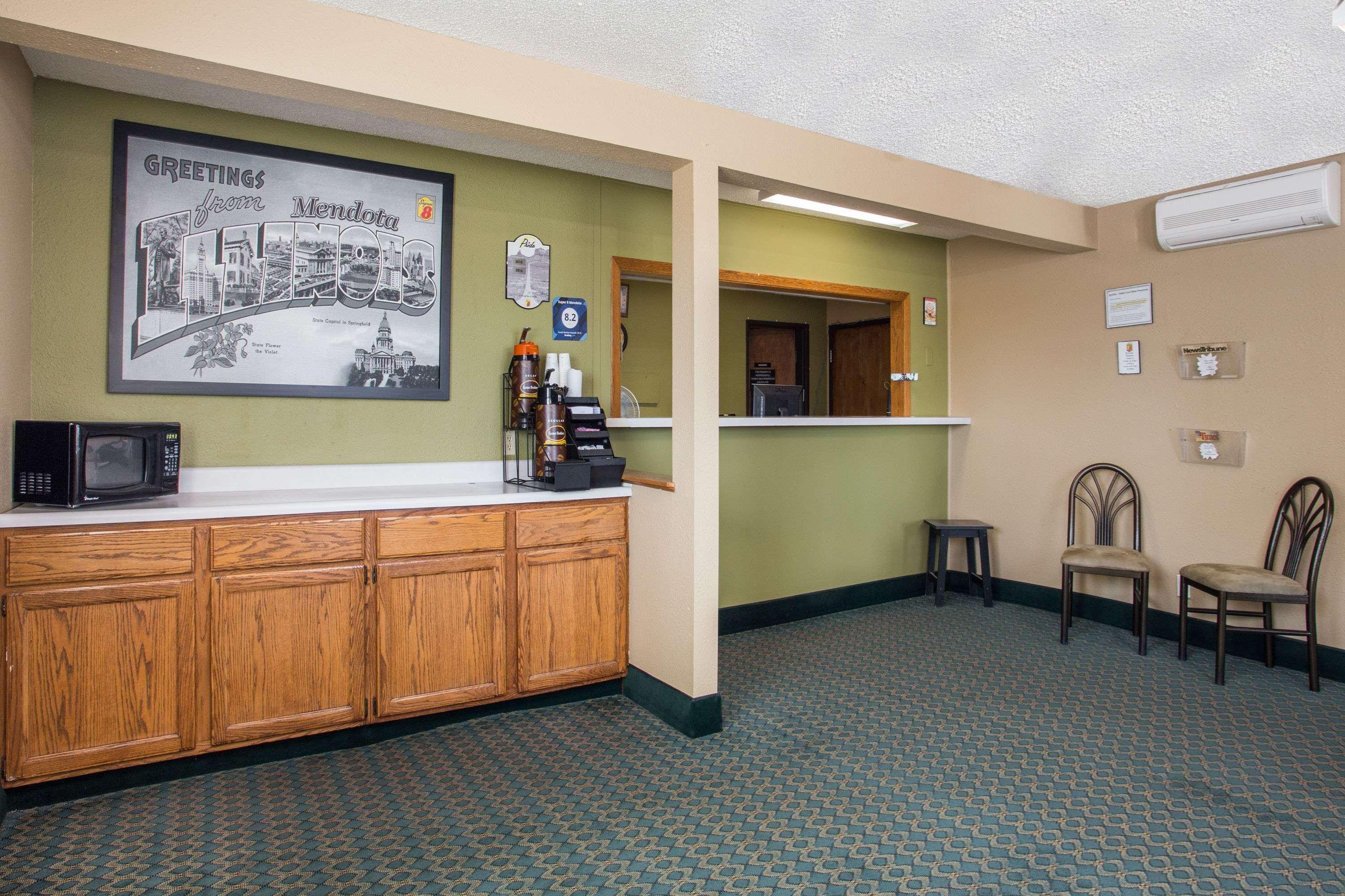 Super 8 By Wyndham Mendota I-39 Hotell Eksteriør bilde