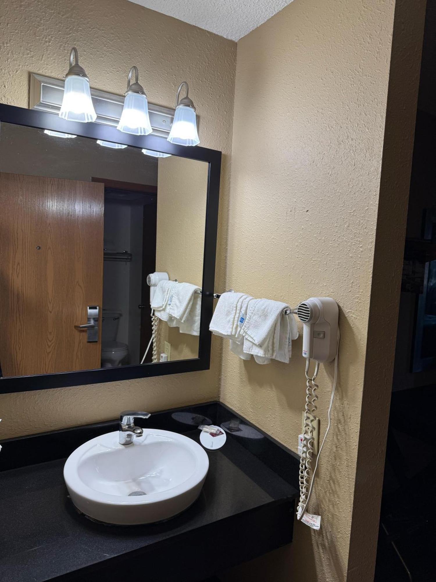 Super 8 By Wyndham Mendota I-39 Hotell Eksteriør bilde