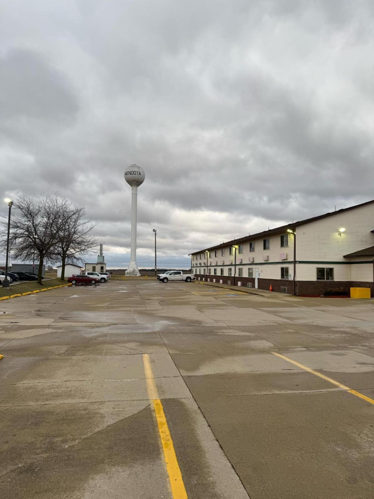 Super 8 By Wyndham Mendota I-39 Hotell Eksteriør bilde