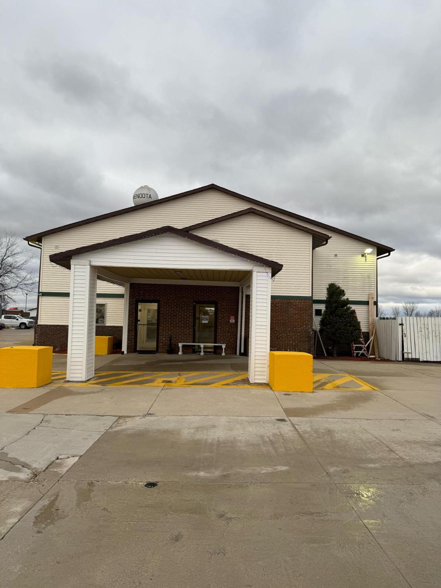 Super 8 By Wyndham Mendota I-39 Hotell Eksteriør bilde
